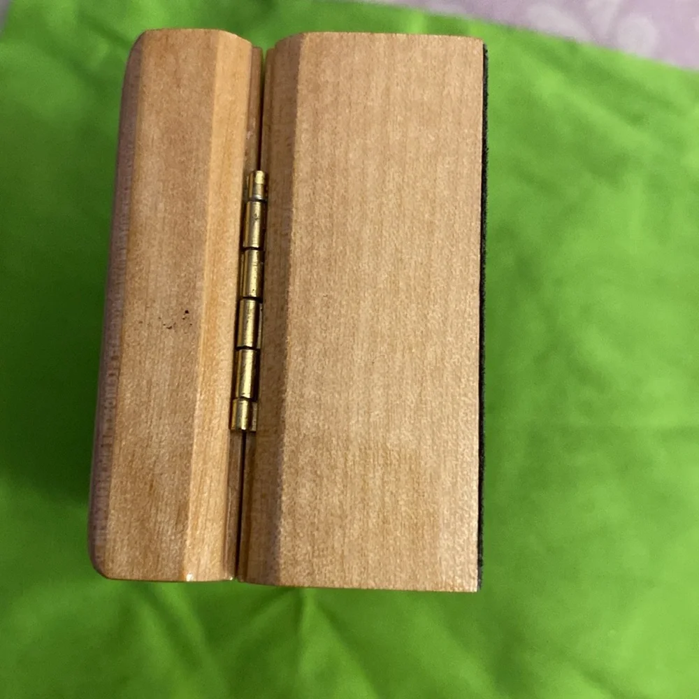 Krementz wooden design jewelry box - Picture 5 of 5